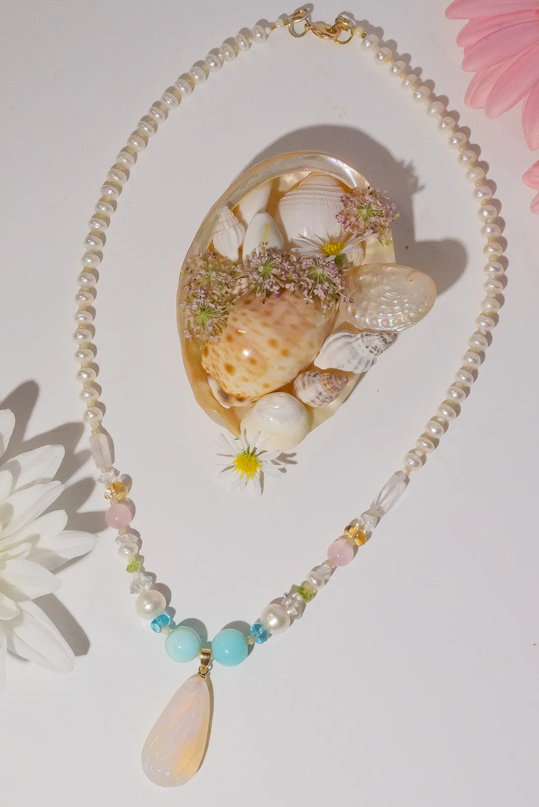 Pendant Opal Swirl on Pearl Necklace